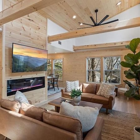 New! Modern Cabin With Two Decks, Bar & Game Room! ガトリンバーグ エクステリア 写真