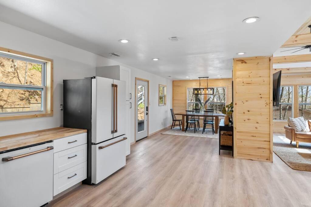 New! Modern Cabin With Two Decks, Bar & Game Room! ガトリンバーグ エクステリア 写真