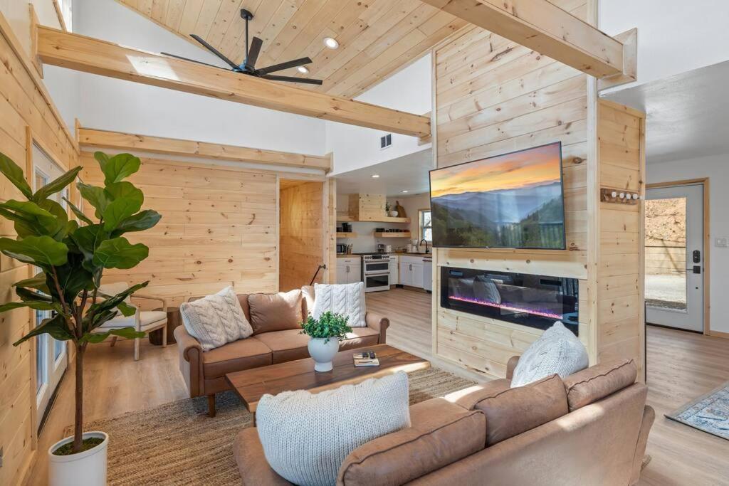 New! Modern Cabin With Two Decks, Bar & Game Room! ガトリンバーグ エクステリア 写真