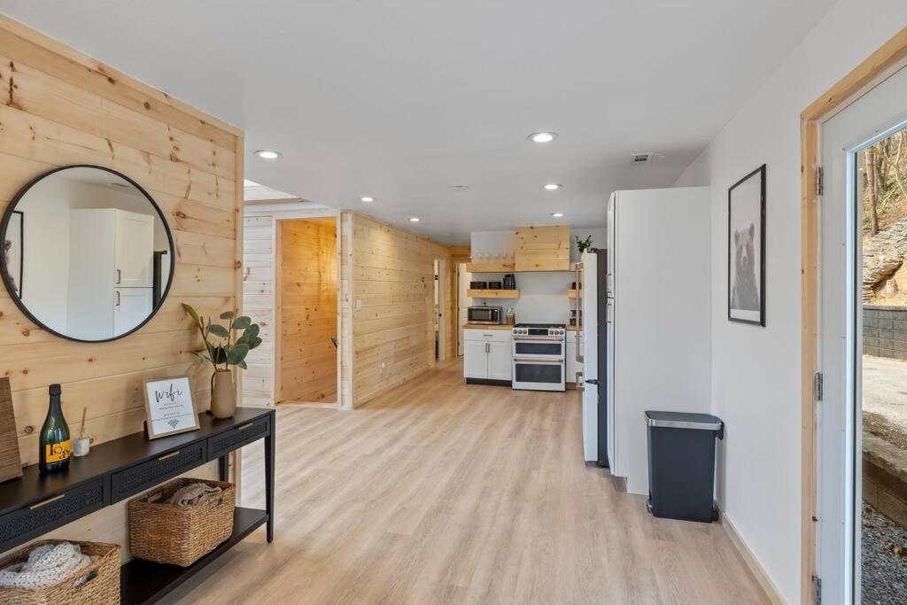 New! Modern Cabin With Two Decks, Bar & Game Room! ガトリンバーグ エクステリア 写真