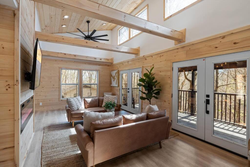 New! Modern Cabin With Two Decks, Bar & Game Room! ガトリンバーグ エクステリア 写真
