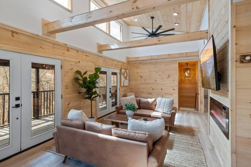 New! Modern Cabin With Two Decks, Bar & Game Room! ガトリンバーグ エクステリア 写真