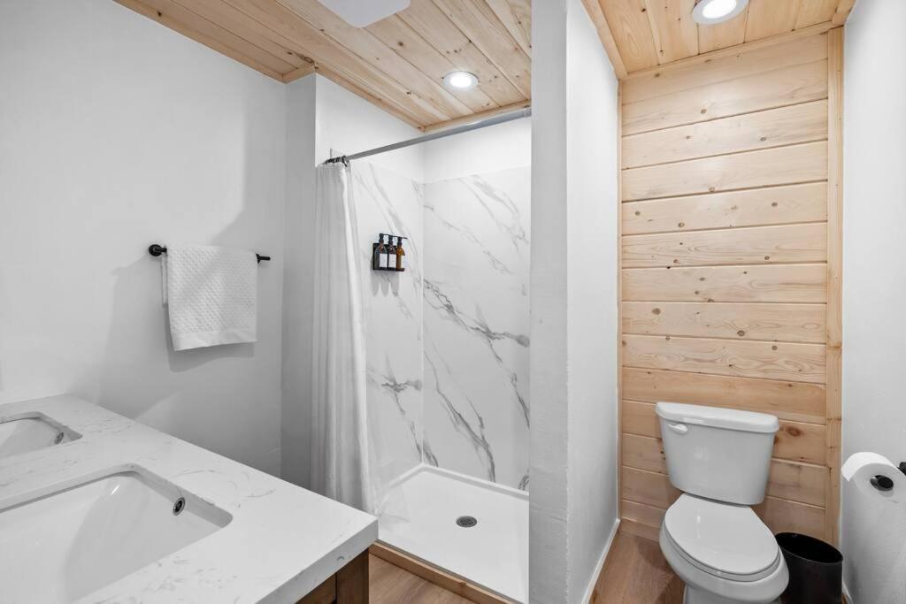 New! Modern Cabin With Two Decks, Bar & Game Room! ガトリンバーグ エクステリア 写真