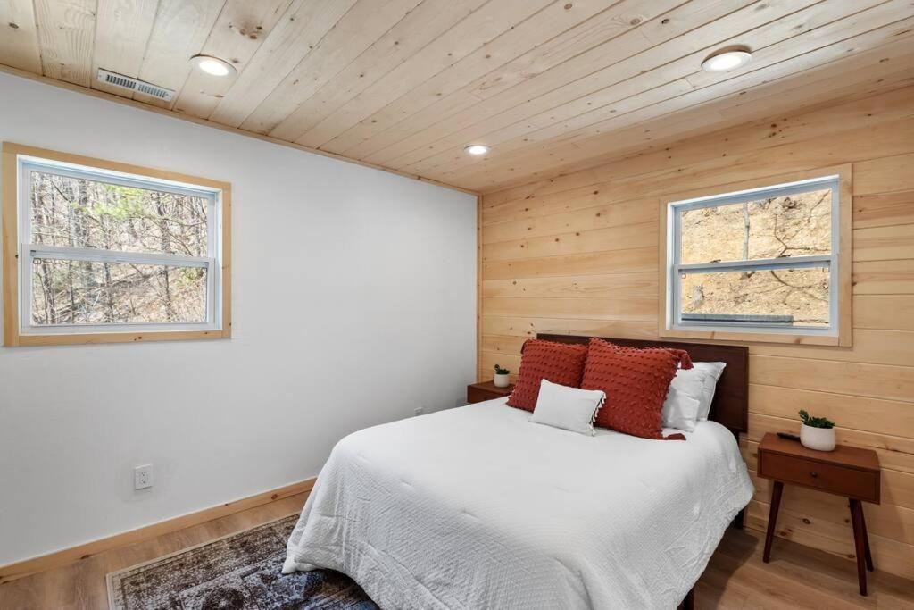 New! Modern Cabin With Two Decks, Bar & Game Room! ガトリンバーグ エクステリア 写真