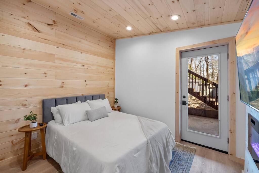 New! Modern Cabin With Two Decks, Bar & Game Room! ガトリンバーグ エクステリア 写真