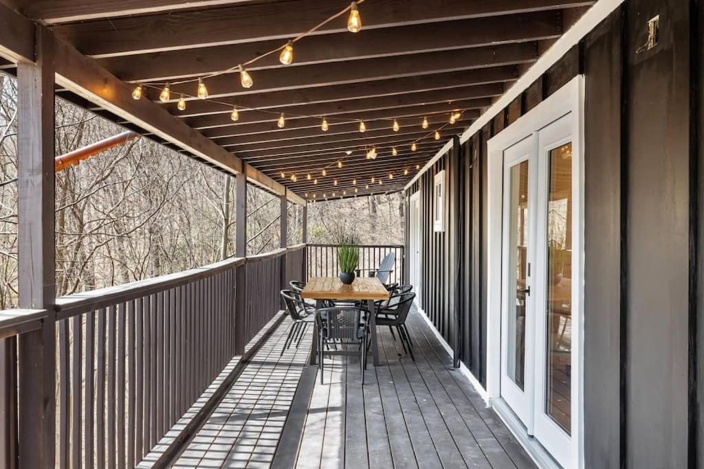 New! Modern Cabin With Two Decks, Bar & Game Room! ガトリンバーグ エクステリア 写真