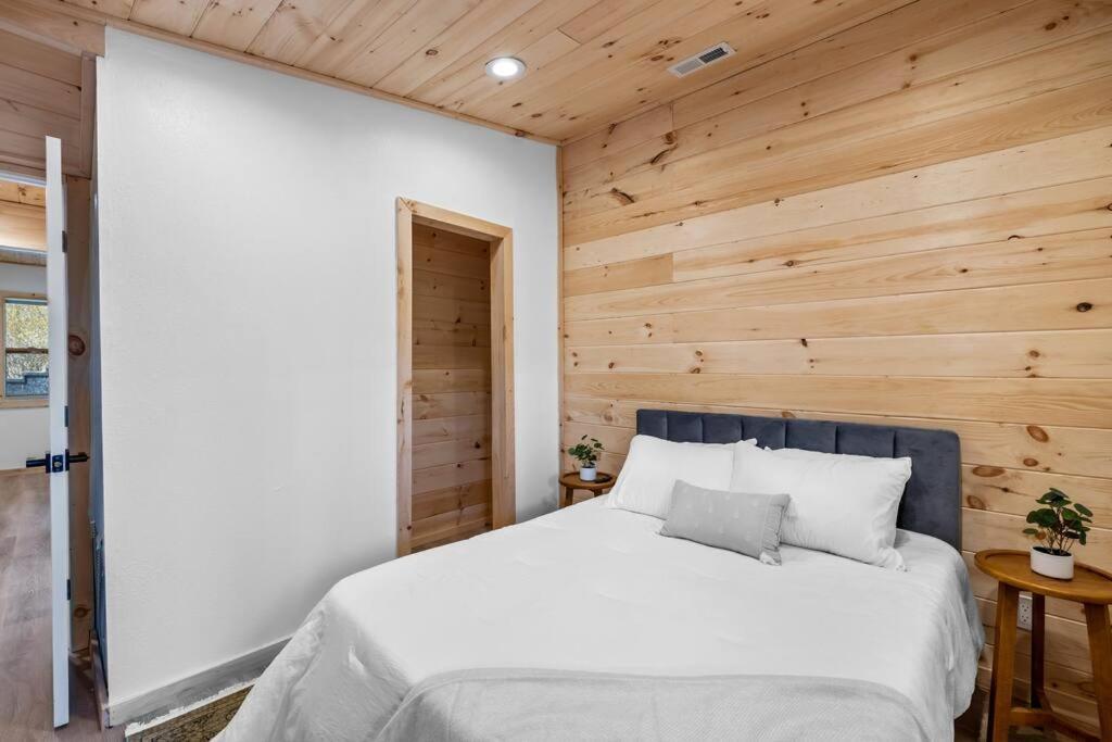 New! Modern Cabin With Two Decks, Bar & Game Room! ガトリンバーグ エクステリア 写真